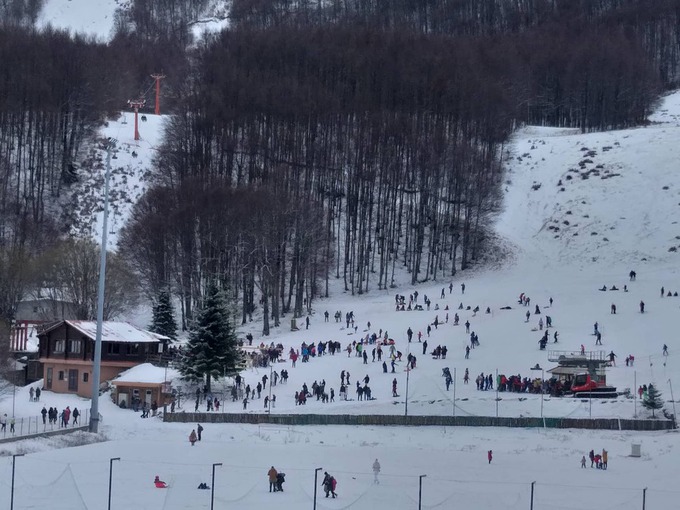 Σε πλήρη ετοιμότητα  ο Δήμος Νάουσας στην πρώτη χιονόπτωση στον ορεινό όγκο του Βερμίου - Ανοικτό το οδικό δίκτυο από και προς το Χιονοδρομικό Κέντρο των 3-5 Πηγαδιών